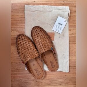 Woven leather slide in honey and stripes
